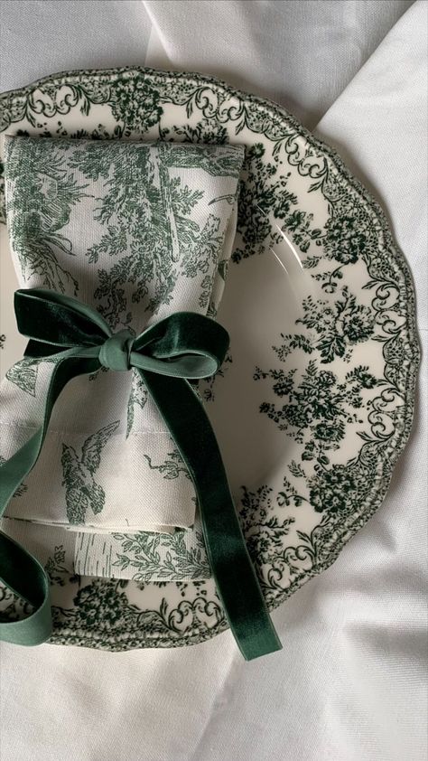 Herbs Table Decoration, Table Setting With Napkins, Dining Table Napkins Decor, Anthropologie Table Setting, Green Toile Wedding, Natural Christmas Table Settings, White And Green Table Decor, Green Plates Table Setting, Green Dining Table Decor