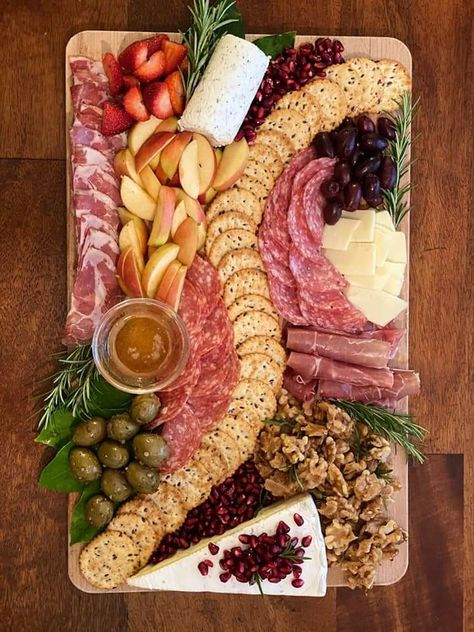 Charcuterie Board Meats, Party Essen, Food Boards, Decorações Com Comidas, Party Food Buffet, Catering Ideas Food, Charcuterie Inspiration, Party Food Platters, Charcuterie And Cheese Board