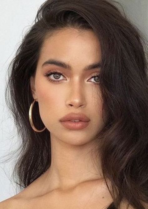 A bronze glow is perfect for minimal makeup looks. #bronze #dewyglow #glowmakeup #minimalmakeup Sunkissed Makeup, Mekap Mata, Minimal Makeup Look, Best Natural Makeup, Prom Makeup Looks, Smink Inspiration, Minimal Makeup, Long Dark Hair, Makijaż Smokey Eye