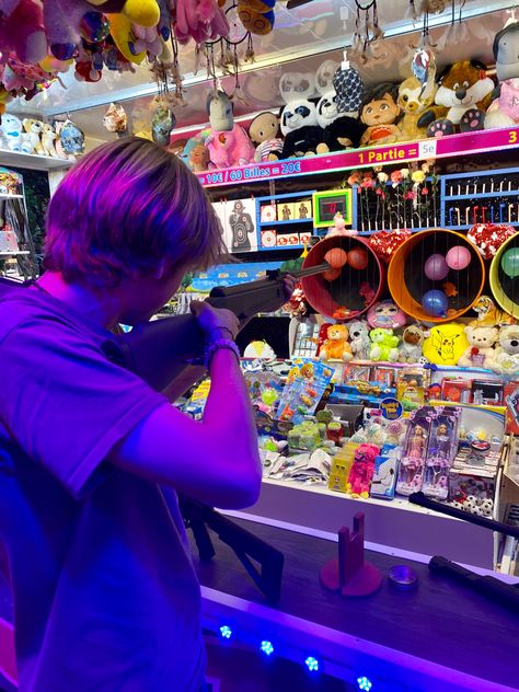 Arcade With Boyfriend, Arcade Date Aesthetic Couple, Cute Summer Dates, Summer Dates With Boyfriend, Funfair Date, Fair Date Aesthetic, Arcade Date Aesthetic, Theme Park Date, Amusement Park Date