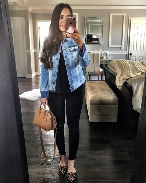 Jean Jacket Work Outfit Classy, Jeans Dressed Up Outfit, Outfits With Leopard Flats, All Black Outfit With Jean Jacket, Jean Jacket Outfits Work, Denim Jacket Work Outfit, Leopard Print Belt Outfit, Outfits With Leopard Print Shoes, Leopard Print Flats Outfit