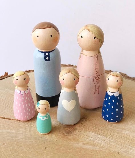 Wood Dolls Diy, Wooden Peg Doll Ideas, Paint Peg Dolls, Peg People Diy, Peg People Ideas, Peg Dolls Ideas, Peg Dolls Family, Peg Family, Peg Doll Family