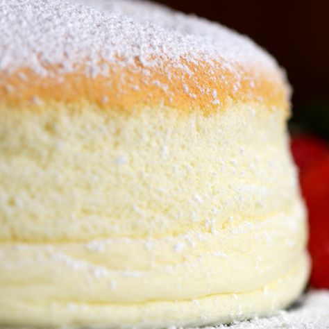 Japanese Jiggly Cheesecake Recipe, Jiggly Cake, Jiggly Cheesecake, Japanese Cheesecake, Japanese Dessert, Savoury Cake, Cheesecake Recipes, Cake Recipe, Strawberries