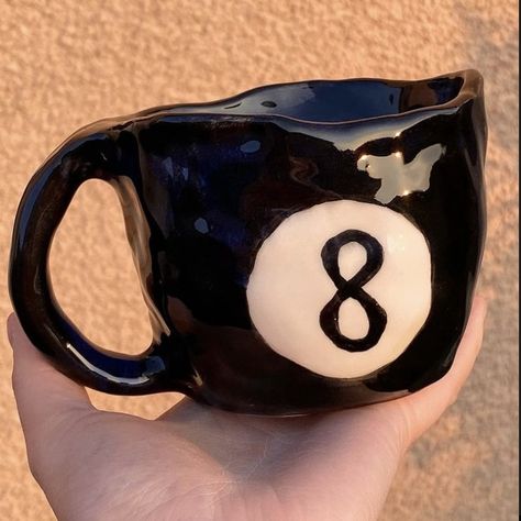 Big Mugs Ceramic, Funky Ceramic Mugs, Cool Ceramic Mugs, Cute Mugs Ceramics, Creative Mug Ideas, Eight Ball Aesthetic, Ceramic Art Easy, Cool Mugs Ceramics, Aesthetic Ceramic Art