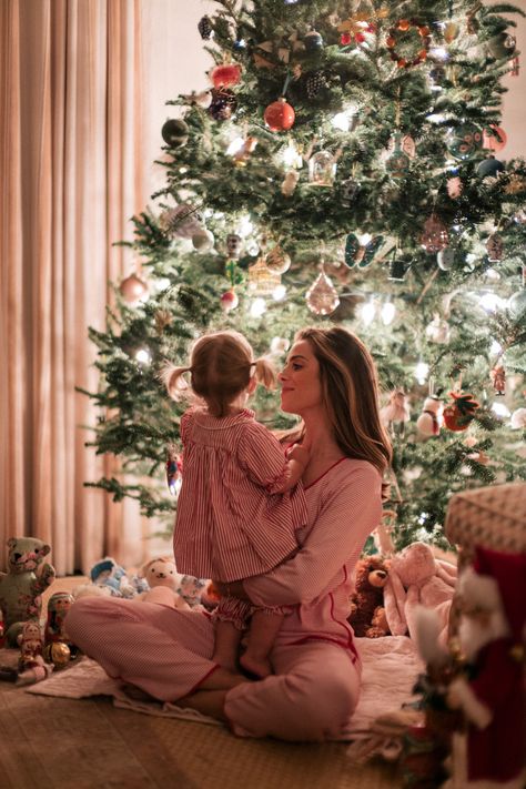 Toddler Christmas Photos, Christmas Pictures Outfits, Christmas Baby Pictures, Christmas Family Photoshoot, Baby Christmas Photos, Family Christmas Pictures, Julia Berolzheimer, Christmas Shoot, Christmas Family Photos