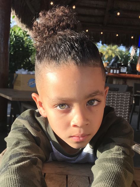 Green eyed boy mulotto kids @blazegormley on Instagram Baby Boy With Green Eyes, Mixed Babies With Green Eyes, Green Eyed Baby, Brown Skin Blonde Hair, Boys With Green Eyes, Green Eyes Blonde Hair, Black Baby Boy, Mixed Kids Hairstyles, Kids Hairstyles Boys