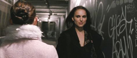 Mila Kunis and Natalie Portman in Darren Aronofsky's Black Swan, 2010. Black Swan Movie, Black Swan 2010, Darren Aronofsky, Trailer Images, Septième Art, I Love Cinema, Movies And Series, Natalie Portman, Swan Lake