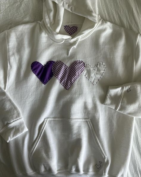 Purple Hearts sweatshirt! 💜 Heart Sweatshirt Diy, Embroidery Hoodies, Heart Patch Hoodie, Sweatshirt Embroidery, Patchwork Hoodie, Stitch Hoodie, Hoodie Diy, Summer Wishlist, Purple Hearts