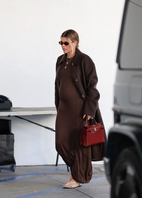 According to Celebrities, These Are the Biggest Spring Footwear Trends Maternity Street Style Winter, Simple Brown Dress, Chic Pregnancy Style, Sofia Richie Grainge, Spring Footwear, Summer Pregnancy Outfits, Celebrity Maternity Style, Winter Maternity Outfits, Maternity Street Style