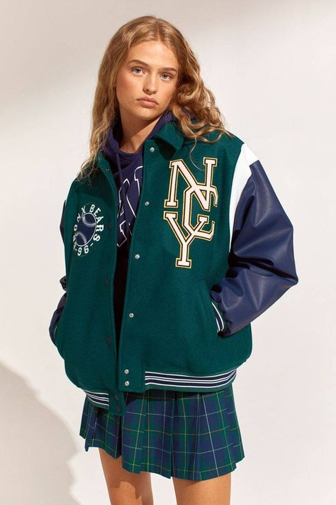 Green Baseball Jacket Outfit, Jersey Jacket Outfit, Green Baseball Jacket, Varsity Outfit, Baseball Jacket Outfit, Affordable Work Clothes, Varsity Jacket Outfit, Vest Layering, Jacket Outfit Women