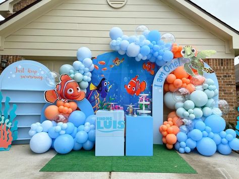 Birthday Decorations Sea Theme, Nemo Themed 1st Birthday Party, Nemo Balloon Decoration, Dory Birthday Party Decorations, Finding Nemo Third Birthday, Baby’s 1st Birthday Party Themes, Nemo Themed First Birthday, Baby 1st Birthday Party Ideas Boy, Finding Dory First Birthday