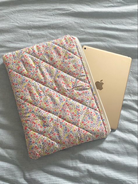 Sewing Ipad Cover, Floral Laptop Sleeve, Laptop Case Quilted, Sew Laptop Case, Sewn Laptop Case, Sew Ipad Case, Quilt Laptop Sleeve, Ipad Pouch Sewing Pattern, Sewing Laptop Sleeve