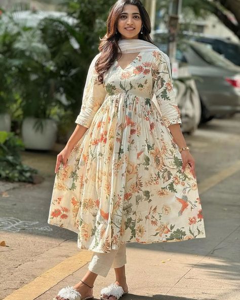 New Design Launch ✨️ 👌 🙌 😍 For a festive gathering, you've to chance looking gorgeous to front of everyone ❤️ this beautiful flower print beautiful kurti pant with cotton malmal dupatta👌🏻🩷 In white beautiful colour Kurti length — 46 Pent length — 38 Dupatta length — 2.25 Mtr Price — 1195 free shipping 💖💝💓💝❤️/- Fabric cotton 60*60 AZ Size chart - M to 2XL ( 38 to 44 ) Book fast 💯💯💯 . . . #kurtiset #kurtilover #kurti #kurtis #whitekurti #womenfashion #ethnickurtis #viral #trendingkurti... Cotton Anarkali Suits, Beautiful Kurti, Simple Frock Design, Stylish Kurtis Design, Trendy Outfits Indian, Cotton Anarkali, Simple Frocks, Kurti Pant, Anarkali Dress Pattern