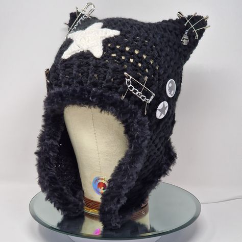 Black Chunky Yarn Projects, Crochet Beanie Ears, Crochet Hat Ears, Crochet Hat Cat Ears, Crochet Beanie With Ears, Harajuku Crochet, Crochet Hat With Ears, Jiraikei Aesthetic, Cat Ear Hat Crochet