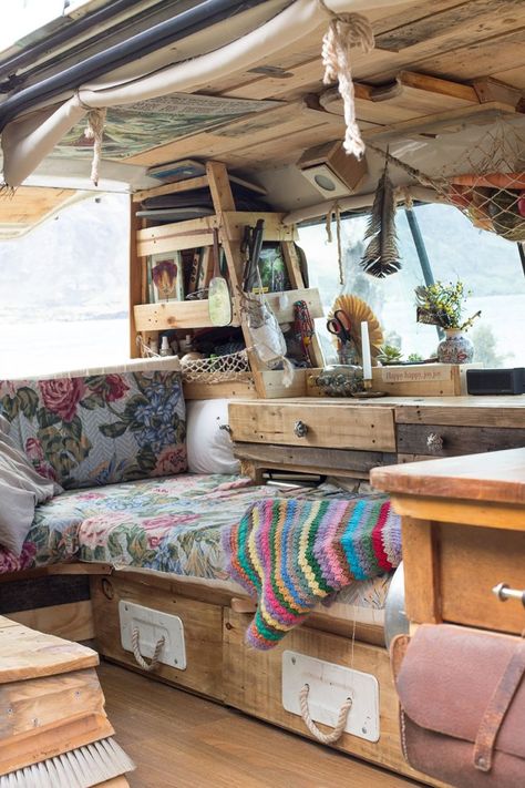 Hippie Camper Interior, Family Van Life, Hippie Van Interior, Old Caravan, Hippie Camper, Old Van, Van Kitchen, Caravan Living, Vw T3 Syncro