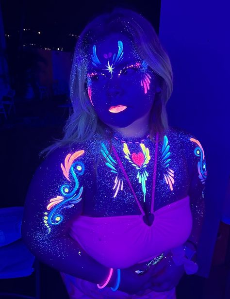 Neon Makeup Ideas Black Lights, Uv Makeup Ideas, Black Light Makeup, Edc Makeup, Euphoria Theme, Glow Outfits, Neon Face Paint, Uv Party, Uv Makeup