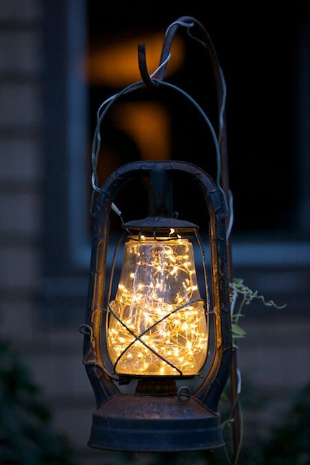 solar lantern out of old lamp Old Lanterns Repurposed, Old Lantern Decor Ideas, Old Lamps Into Solar Lights, Old Lanterns Vintage, Solaire Diy, Antique Street Lamps, Old Fashioned Street Lamp, Diy Floor Lamp, Solar Landscape Lighting