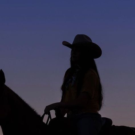 COWGIRL Magazine on Instagram: "“Blessed is the cowgirl that rides every day with a feee spirit within her.” Photo by: @lauren.ann.photo | Featuring: @meebee2308 #iamcowgirl #cowgirl #cowgirlmagazine #western #westernlifestyle #westernfashion #horse #horses #ranchlifestyle #rodeo #ranch #ranchlife" Foto Cowgirl, Cowgirl Magazine, Black Cowgirl, Cowboy Horse, Western Life, Cowgirl Aesthetic, Country Lifestyle, Western Aesthetic, Ranch Life