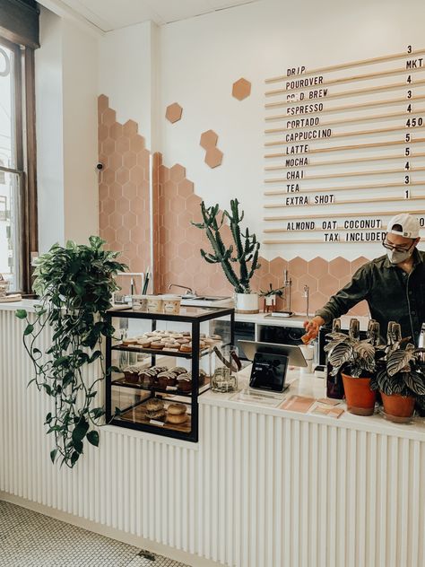 Grab And Go Ideas Cafe, Modern Coffee Shop Aesthetic, Cashwrap Ideas, Aesthetic Coffee Shop Interior, Coffee Shop Organization, Small Coffee Shop Aesthetic, Coffee Store Aesthetic, Coffee Shop Colors, Boho Cafe Decor