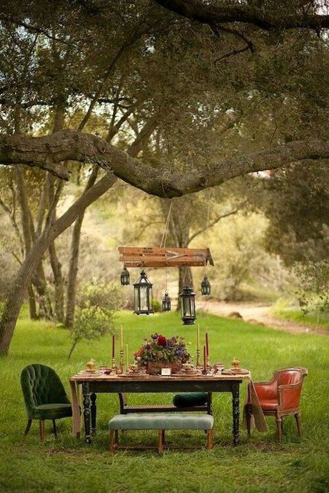 Absolutely charming! Bohemian Garden, Have Inspiration, Rustic Chic Wedding, Al Fresco Dining, Rustic Chic, Outdoor Entertaining, Dream Garden, Picnic Table, A Tree