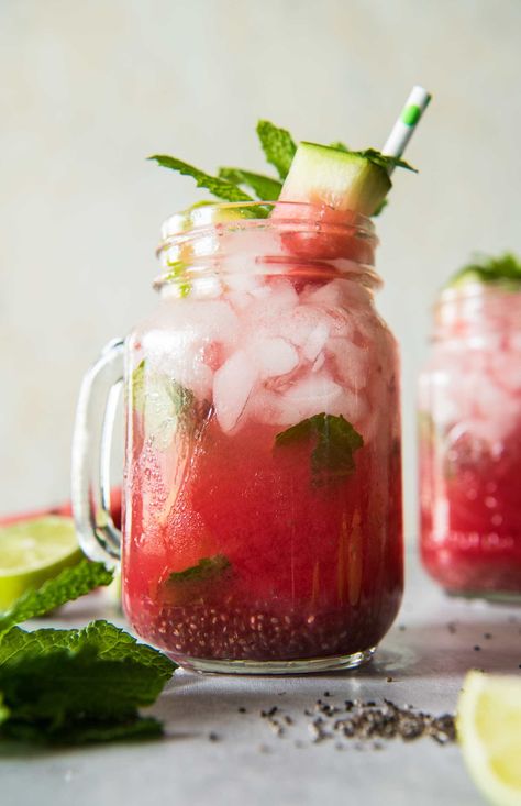 Fresh ingredients are the way to go to make the perfect summer cocktail - the Watermelon Mojito! This fruity twist on the classic Cuban mojito will make you feel like you're lounging beneath the palms no matter where you are! Cocktail Recipes Tequila, Winter Cocktails Recipes, Watermelon Mojito, Easy Summer Cocktails, Fun Drinks Alcohol, Drink Garnishing, Healthy Cocktails, Fall Cocktails Recipes, Vodka Cocktails Recipes