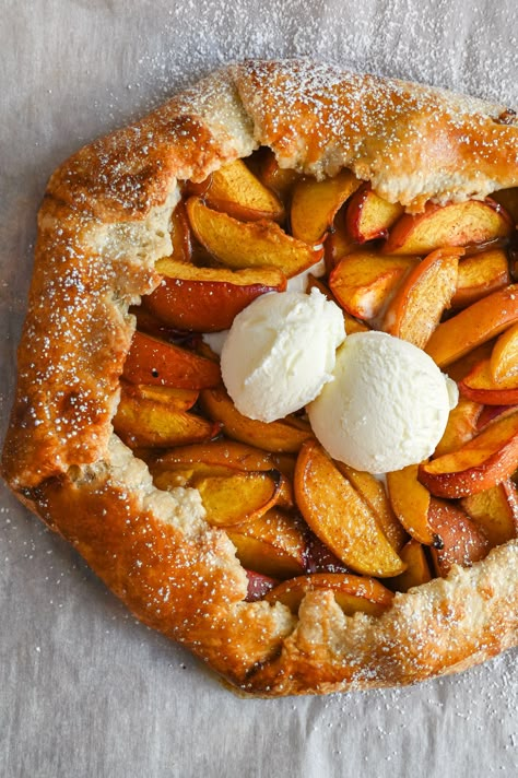 Peach Gallette Recipe Puff Pastry, French Peach Pie, Peach Galette Recipe Puff Pastry, Peach Galette Recipe Easy, Galette Dough Recipe, Gallete Recipe, Summer Galette, Dessert Empanadas Recipe, Nectarine Galette