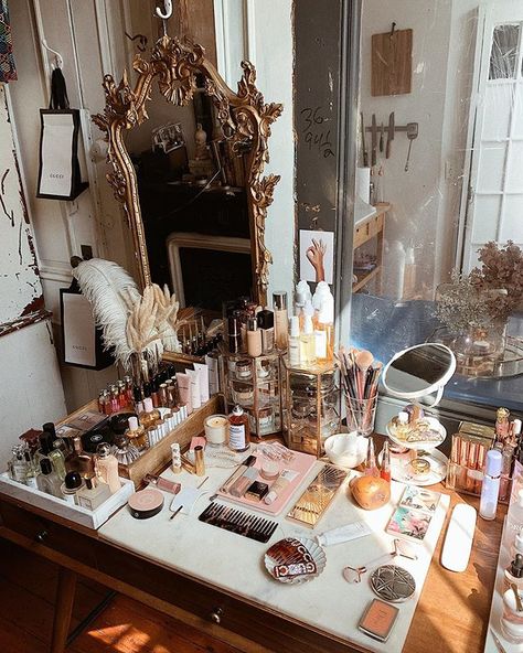 Cottagecore Vanity, Makeup Vanity Aesthetic, Vanity Aesthetic, Vanity Makeup Rooms, Vanity Organization, Bedroom Vanity, Vanity Decor, Makeup Room, Apartment Inspiration