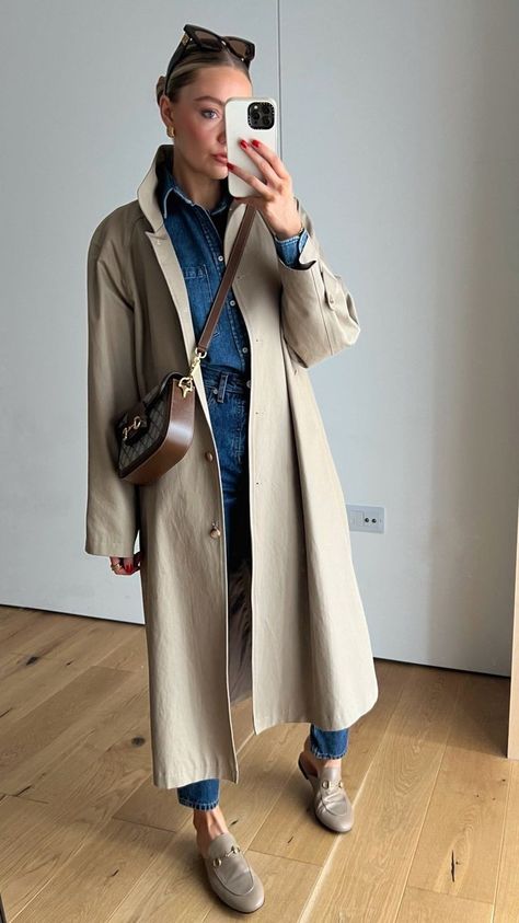 2025 Style, Trench Outfit, Europe Street, Trench Coat Outfit, Simple Wardrobe, Trench Coat Style, Classic Trench Coat, Looks Street Style, Coat Outfits