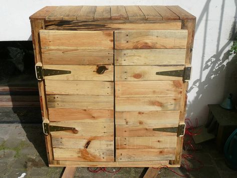 Nice Upcycled Pallet Dresser  #bedroom #dresser #palletcupboard #recyclingwoodpallets Homemade dresser made out of recycled wooden pallets.   ... Homemade Dressers, Teal Painted Furniture, Pallet Dresser, Pallet Wardrobe, Pallet Cabinets, Wooden Pallet Crafts, Repurpose Pallets, 1001 Pallets, Thrift Store Furniture