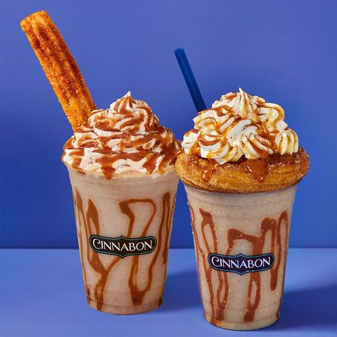 CINNABON’S NEW FROZEN CHURRO CHILLATA IS TOPPED WITH WHIPPED CREAM, CARAMEL, AND A CHURRO | Now you just have to choose: Churro Swirl or Churro Stick? Churreria Ideas, Churro Dessert, Caramel Whipped Cream, Churro Donuts, Skateboard Party, Chocolate Frosty, Frosty Recipe, Frappe Recipe, Lunch Restaurant