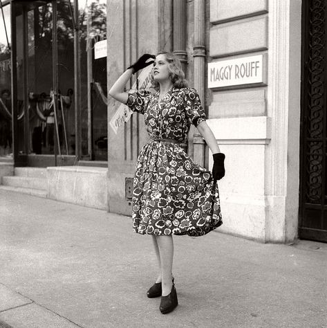 Forties Fashion, Fashion 40s, Decades Fashion, Fashion 1940s, Parisienne Chic, Nyc Street Style, Paris Vintage, 40s Fashion, 1940s Fashion