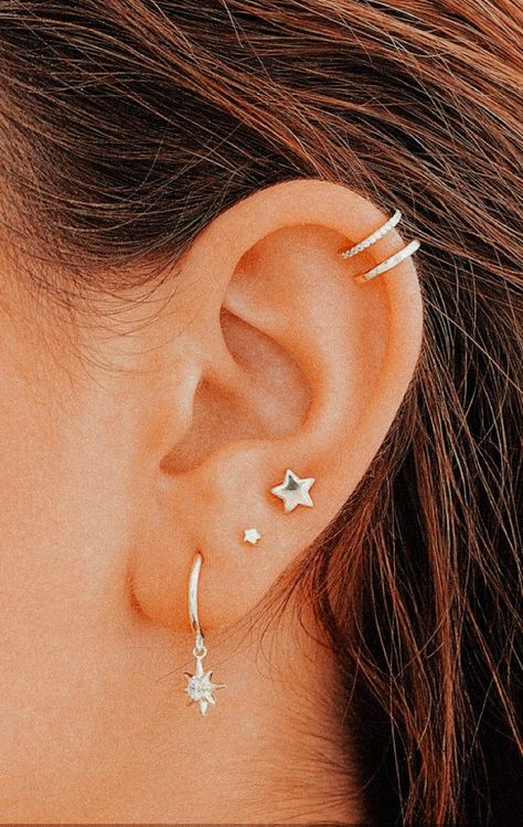 Ušný Piercing, Piercing Jewelry Ideas, Top Ear Piercing, Unique Piercing, Minimalist Ear Piercings, Unique Ear Piercings, Ear Peircings, Ear Piercings Chart, Types Of Ear Piercings