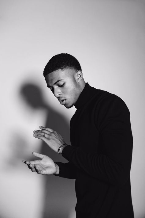 Diggy Simmons, Keith Powers, Men's Portrait Photography, Male Portrait Poses, Studio Photoshoot Ideas, Black Male Models, Headshot Poses, Studio Portrait Photography, Male Models Poses