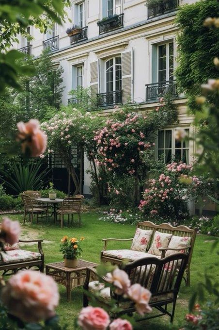 (3) Accueil / X Champagne Courtyard, Parisian Backyard, Vintage Garden Aesthetic, Backyard Rose Garden, English Garden Patio, El Fenn Marrakech, Hamptons Backyard, Estate Landscaping, Cake Name Edit