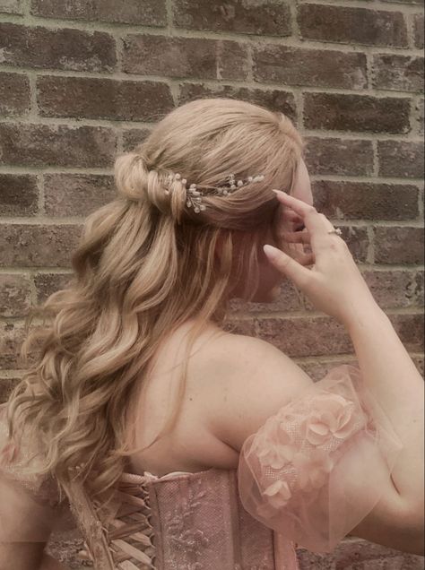 Fantasy Princess Hairstyle, Hairstyles Princess, Princess Hair Aesthetic, Fantasy Hair Styles Princesses, Blonde Fairy Hair, Fairy Princess Hair, Forest Fairy Hairstyles, Fairy Core Hairstyles, Blonde Princess