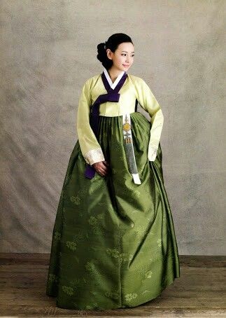 Green Hanbok Green Hanbok, Outfit Prompts, Hanbok Aesthetic, Traditional Korean Clothing, Ancient Clothing, Kimono Collection, Korea Hanbok, Hanbok Dress, Korean Traditional Dress