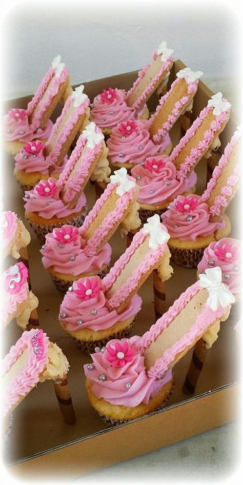 Cupcake Shoes, High Heel Cupcakes, Shoe Cupcakes, Cooking Panda, Cupcake Decorating Tips, Make Shoes, Cupcake Cake Designs, Craft Decorations, Easter Decorations Dollar Store