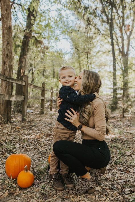 Black And White Flannel Family Pictures, Mother Son Christmas Outfits, Family Coordinating Outfits Fall, Fall Outfits Mom And Son, Mommy And Son Christmas Outfits, Mother And Son Fall Outfits, Mommy Son Photoshoot Outfits, Fall Family Photos Inspiration, Fall Family Photography Ideas