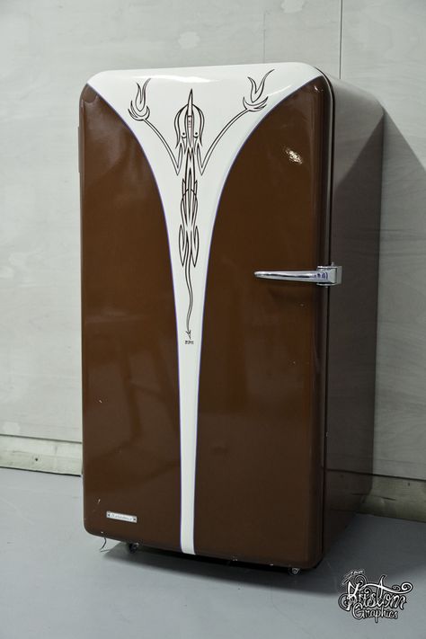 Pinstriping on Vintage Fridge. - Click image too see more photos of this project. Garage Refrigerator, Vintage Fridge, Мотоциклы Harley Davidson, Vintage Refrigerator, Old Refrigerator, Kustom Paint, Pinstripe Art, Retro Appliances, Beer Fridge