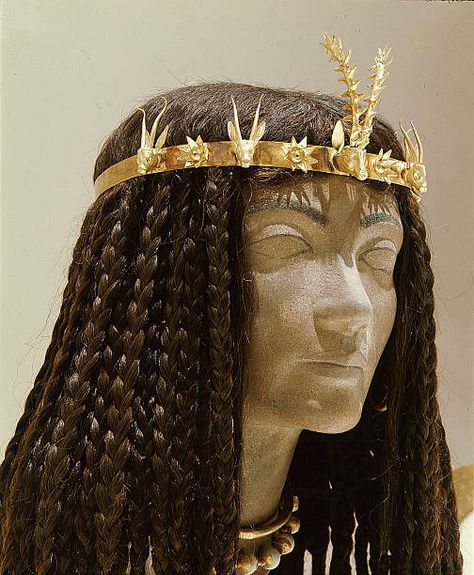 831 Ancient Egypt Jewelry Photos and Premium High Res Pictures - Getty Images Egyptian Wigs, Egyptian Wig, Ancient Egyptian Fashion, Ancient Egyptian Clothing, Ancient Egypt Jewelry, Ancient Egypt Aesthetic, Egyptian Aesthetic, Egyptian Princess, Egypt Aesthetic