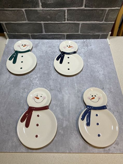 Clay Cristhmas Ideas, Cute Christmas Ceramic Ideas, Christmas Pottery Plates, Christmas Clay Ideas Decoration, Christmas Pottery Ideas Ceramics Plates, Ceramics Projects Easy, Christmas Ceramic Decorations, Christmas Pottery Mugs, Winter Clay Ideas