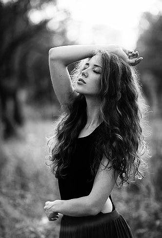 ༺✻༺✻༺✻༺✻༺ Portrait Sunset, Outdoor Fashion Photography, Female Portrait Poses, Poses Model, Pose Portrait, Outdoor Portrait Photography, Outdoor Portrait, Outdoor Girls, Fashion Model Photography