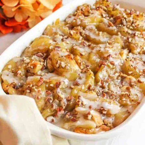 Cinnamon Roll Apple Cobbler - BeeyondCereal Cinnamon Roll Cobbler, Cinnamon Roll Apple Cobbler, Apple Cinnamon Roll Bake, Canned Apple Pie, Canned Cinnamon Rolls, Cinnamon Monkey Bread, Cinnamon Roll Apple Pie, Cinnamon Roll Monkey Bread, Apple Cobbler Recipe