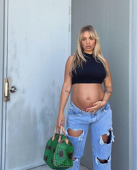 Tammy Hembrow Pregnant, Maternity Crop Tops, Pregnancy Fits, Crop Top Outfits Summer, Pregnant Photography, Tammy Hembrow, Third Child, Pretty Pregnant, Pregnancy Outfits