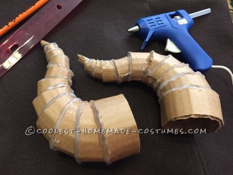 Malificent Horns Diy, Disney Villain Costume Ideas, Malificent Head Piece, Maleficent Costume Ideas, Malificent Fairy Costume, Maleficent Wings Diy, How To Make Horns, Maleficent Horns Diy, Young Maleficent Costume