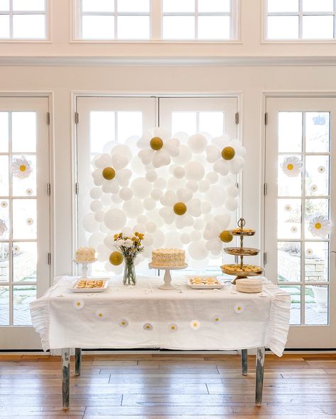 Sharing ideas and tips on hosting a beautiful spring baby brunch with daisies, desserts, balloons, and so much more Daisy Baby Shower Theme, Daisy Decorations, Daisy Theme, Daisy Baby Shower, Baby Brunch, Idee Babyshower, Daisy Party, Spring Baby Shower, Spring Baby