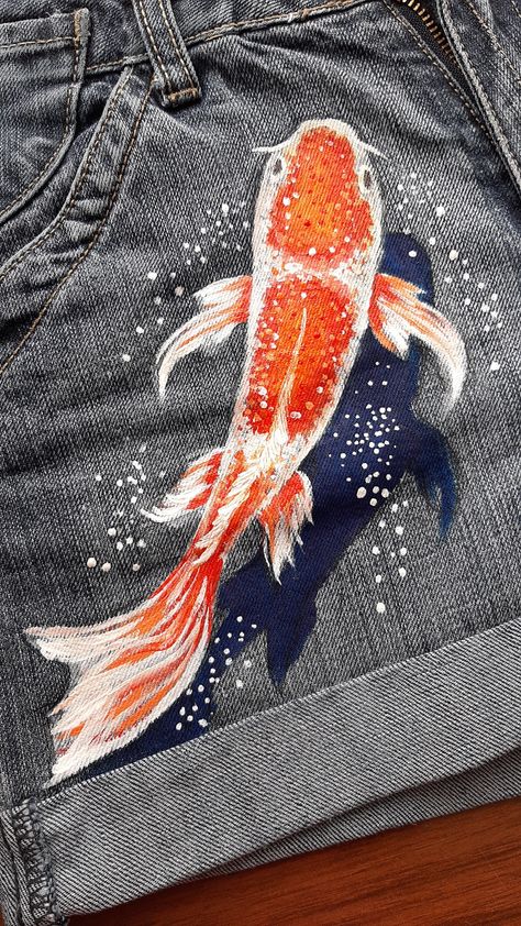 One more fish on my shorts Jeans Drawing Ideas, Painted Clothes Diy Jeans, Koi Fish Outfit, Bleach Art Jeans, Artsy Jeans, Painting On Jeans, Fish Clothes, Jeans Drawing, Fish Clothing