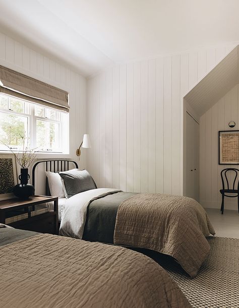 House & Home - Sophisticated Style Meets Rustic Charm At This Cottage In Magog, Que. Styling Guest Bedroom, Boys Cottage Bedroom, Fort Bedroom, Twin Bed Rooms, Farm Bedroom, Lake House Interior, Loft Bedroom, Bedroom Cottage, Shared Bedroom