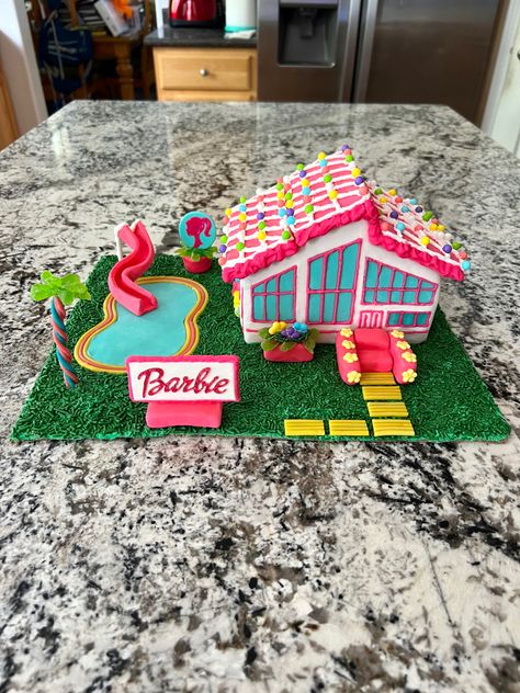 Gingerbread House Ideas Creative Funny, Gingerbread Barbie House, Gingerbread House Creative Ideas, Coolest Gingerbread Houses, Gingerbread House Barbie, Cool Gingerbread House Designs, Barbie Dream House Gingerbread, Barbie Gingerbread House Ideas, Gingerbread House Decorating Contest