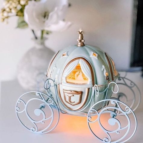 Cinderella Room, Casa Disney, Disney Room Decor, Cinderella Carriage, Apartments Decorating, Pumpkin Carriage, Decorating Farmhouse, Disney Rooms, Disney Cards